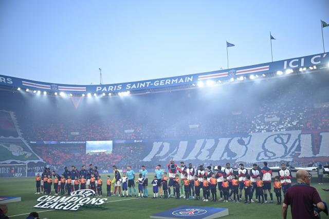 Le tifo imposant préparé par les supporters du PSG au Parc des Princes avant le match face à Arsenal