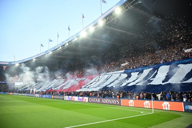 Des centaines de spectateurs sans billet devant le Parc des Princes avant PSG-Arsenal