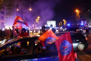 La folie sur les Champs-Élysées après la qualification du PSG en finale de Ligue des champions