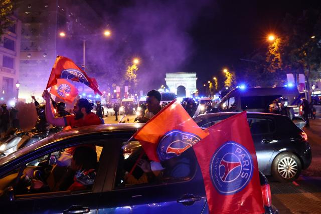 La folie sur les Champs-Élysées après la qualification du PSG en finale de Ligue des champions