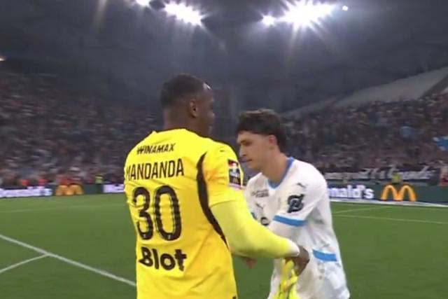 Après OM-Rennes, Leonardo Balerdi cède son brassard à Steve Mandanda, ovationné par le stade Vélodrome