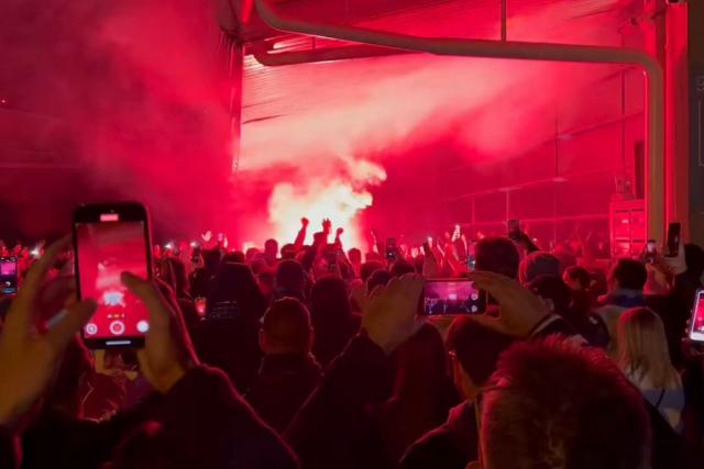 Le Havre célèbre ses héros à l'aéroport après l'exploit du maintien en Ligue 1 arraché à la dernière minute du Championnat