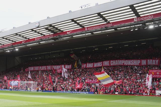 La haie d'honneur de Crystal Palace pour le champion Liverpool... qui en fait une à son tour pour le vainqueur de la Cup