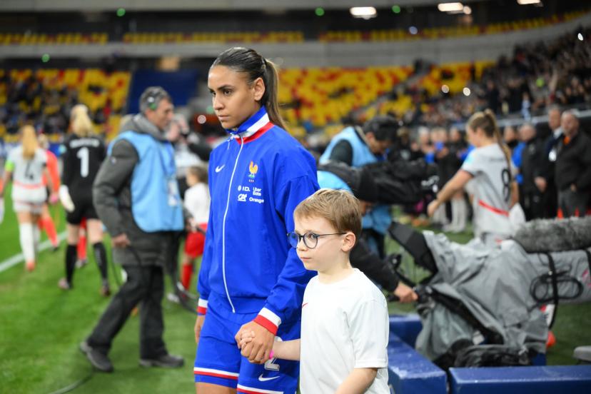 Ménagée par Laurent Bonadei, Maëlle Lakrar ne jouera pas contre la Suisse