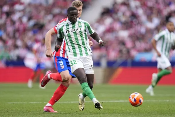 Le défenseur sénégalais Nobel Mendy quitte le Betis pour s'engager avec le PSV